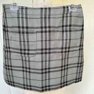 J. CREW. Grey/Black Plaid Skirt. Size 6. Mini. 2- front pockets. Lined.